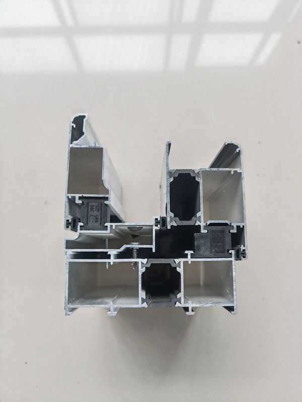 主材壁厚1.4mm，108系列窗纱一体